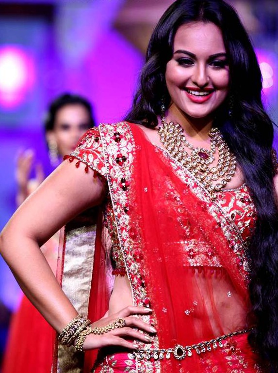sonakshi-sinha-jyotsna-Tiwari-Aamby-Valley-India-Bridal-Fashion-Week-2012
