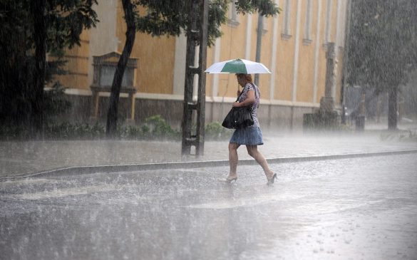 10 Great Monsoons Struggle Faced By Every Girl!! - Baggout