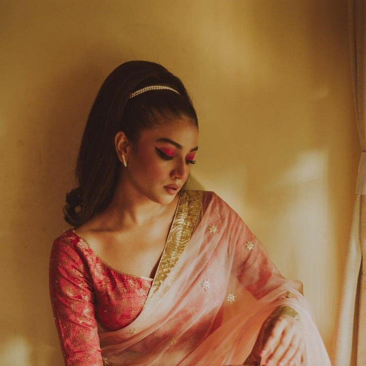 30 Hairstyles for Saree that you can use this Wedding Season!